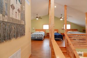 Postel nebo postele na pokoji v ubytování Seven Bluff Cabins