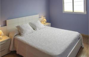 ラ・アソイアにあるStunning Apartment In La Azoha With Kitchenのベッドルーム1室(白いベッド1台、枕2つ、窓付)