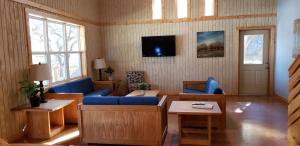 TV a/nebo společenská místnost v ubytování Seven Bluff Cabins