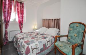 um quarto com uma cama e uma cadeira em Amazing Apartment In Six Fours Les Plages With 2 Bedrooms And Wifi em Six-Fours-les-Plages