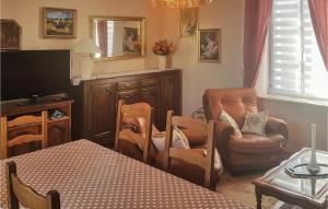 uma sala de estar com uma mesa e uma cadeira em Amazing Home In Plonevez Porzay With 2 Bedrooms em Plonévez-Porzay
