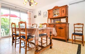 comedor con mesa de madera y sillas en Amazing Home In Meynes With Kitchen, en Meynes