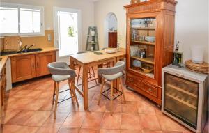 Η κουζίνα ή μικρή κουζίνα στο Awesome Home In Chateuneuf De Gadagne
