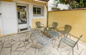Αίθριο ή υπαίθριος χώρος στο Awesome Home In Chateuneuf De Gadagne