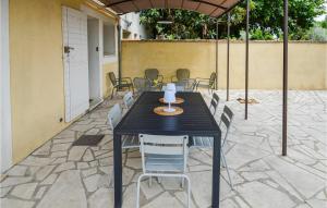 a black table and chairs on a patio at 3 Bedroom Awesome Home In Chateuneuf De Gadagne in Châteauneuf-de-Gadagne