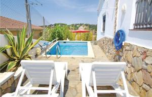 ヴィドレレスにあるStunning Home In Vidreres With 3 Bedrooms, Outdoor Swimming Pool And Wifiの白い椅子