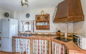kuchnia z białą lodówką i zlewem w obiekcie Priego De Cordoba - Fassade w mieście Las Lagunillas