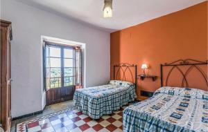 pokój hotelowy z dwoma łóżkami i oknem w obiekcie Priego De Cordoba - Fassade w mieście Las Lagunillas