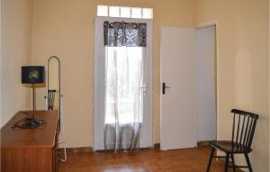 コティ・シアヴァーリにあるVilla Nicolasの窓付きのドアとデスクが備わる客室です。