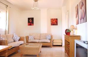 Sala de estar con 2 sofás y mesa en Beautiful Apartment In Casares Costa With Wifi, en Casares