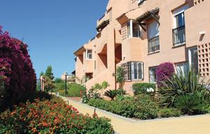 un edificio de apartamentos con flores delante en Beautiful Apartment In Casares Costa With Wifi, en Casares