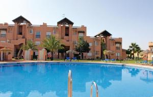 カサーレスにあるAwesome Apartment In Casares Costa With 3 Bedrooms, Wifi And Outdoor Swimming Poolの建物前の大型スイミングプール