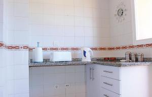 Kuchyň nebo kuchyňský kout v ubytování Lovely Apartment In Casares Costa