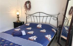 een slaapkamer met een bed met een blauw dekbed bij Lovely Apartment In Melissi Korinthia With Kitchen in Dhiminión