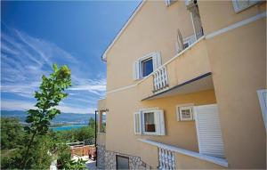 un edificio con balconi sul lato di Beautiful Apartment In Malinska With 1 Bedrooms And Wifi a Malinska