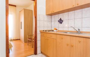 Zdjęcie z galerii obiektu 1 Bedroom Stunning Apartment In Kornic w mieście Kornić