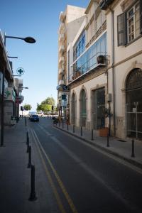 une rue urbaine vide avec une voiture circulant dans la rue dans l'établissement City Centre Studios, à Limassol