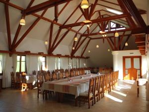 クルジュ・ナポカにあるBonanza Pensiune & Restaurantの長いテーブルと椅子が備わる広い客室です。