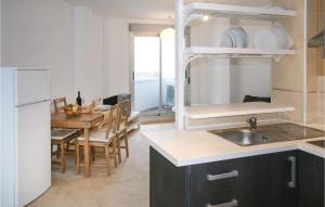 eine Küche und ein Esszimmer mit einem Tisch und einem Kühlschrank in der Unterkunft Awesome Apartment In Casarones With Kitchen in Castillo de BaÃ±os