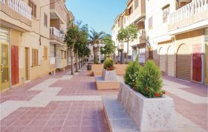 una calle vacía en una ciudad con edificios en 2 Bedroom Cozy Apartment In Lo Pagn, en Lo Pagán