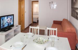 sala de estar con mesa blanca y TV en 2 Bedroom Cozy Apartment In Lo Pagn, en Lo Pagán