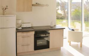 una cocina con estufa y refrigerador en Stunning Home In Erdeven With Wifi, en Erdeven
