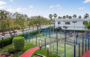 een lege tennisbaan voor een gebouw bij Beautiful Apartment In Rota With Outdoor Swimming Pool in Rota