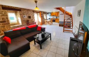 Μια τηλεόραση ή/και κέντρο ψυχαγωγίας στο Two-Bedroom Holiday Home In Plouhinec