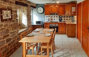 Η κουζίνα ή μικρή κουζίνα στο Two-Bedroom Holiday Home In Plouhinec