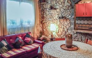 ヴィドレレスにあるAmazing Apartment In Vidreres With Outdoor Swimming Poolの紫色のソファとテーブル付きのリビングルーム