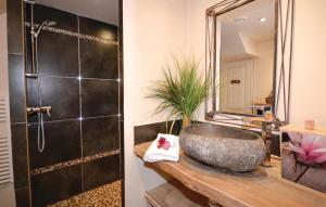 アプトにある2 Bedroom Stunning Home In Aptのバスルーム(大型シンク、シャワー付) +21枚の写真