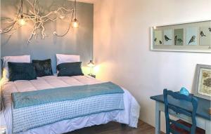アプトにある2 Bedroom Stunning Home In Aptのベッドルーム(ベッド1台、鏡付)