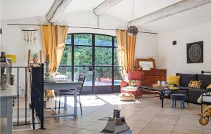 - un salon avec un canapé et une table dans l'établissement Amazing Home In Apt With House A Mountain View, à Apt