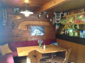 une salle à manger avec une table et un bar dans l'établissement Panorama Hotel Wagenkehr, à Innertkirchen