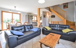 Χώρος καθιστικού στο 3 Bedroom Stunning Home In Equemauville
