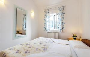 En eller flere senge i et værelse på Cozy Apartment In Moscenicka Draga