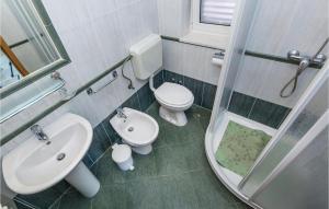 Et badeværelse på Cozy Apartment In Moscenicka Draga