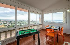 サンタ・スサナにあるAwesome Home In Santa Susanna With House Sea Viewのビリヤード台、一部の窓が備わります。