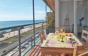 ピネダ・デ・マールにあるStunning Apartment In Pineda De Mar With House Sea Viewの海の景色を望むバルコニー(テーブル付)