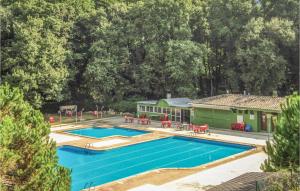ヴィドレレスにあるBeautiful Home In Vidreres With 6 Bedrooms And Outdoor Swimming Poolの家屋付きスイミングプールの景色
