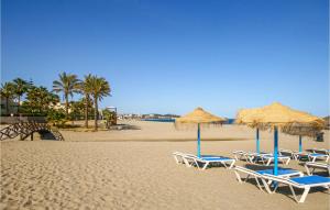 een groep stoelen en parasols op een strand bij Nice Apartment In Mijas With Wifi in Mijas