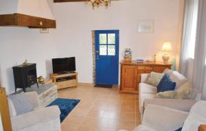 TV a/nebo společenská místnost v ubytování Holiday Home Le Faouet P-728