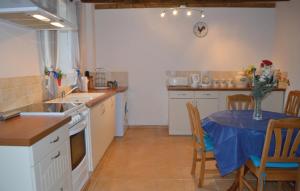 Kuchyň nebo kuchyňský kout v ubytování Holiday Home Le Faouet P-728