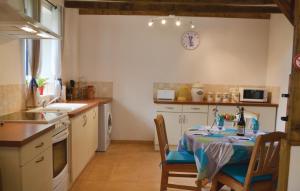 Kuchyň nebo kuchyňský kout v ubytování Holiday Home Le Faouet P-728