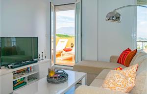 een woonkamer met een bank en een tv bij Lovely Apartment In Manilva With Kitchen in Manilva