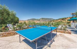 Stolní tenis v ubytování 3 Bedroom Amazing Home In El Gastor nebo okolí