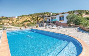 Lovely Home In El Gastor With Outdoor Swimming Pool tesisinde veya buraya yakın yüzme havuzu