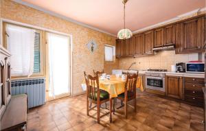kuchnia ze stołem i krzesłami w obiekcie Beautiful Apartment In Rovinj With Wifi w mieście Rovinjsko Selo