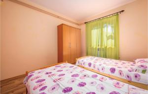 sypialnia z dwoma łóżkami i oknem w obiekcie Beautiful Apartment In Rovinj With Wifi w mieście Rovinjsko Selo