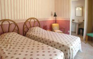 ラ・トランシュ・シュル・メールにあるThree-Bedroom Holiday Home In La Tranche Sur Merのピンクの壁のドミトリールーム ベッド2台 +7枚の写真